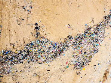 Deponija smeća, snimak dronom. Gomila otpada. Deponija smeća u blizini grada. Zagađenje životne sredine. Plastične kese, boce i ambalaža. Tone smeća.