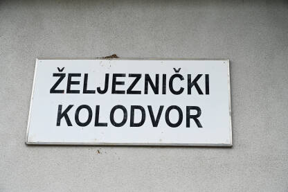 Znak: Željeznički kolodvor. Željeznička stanica u gradu.