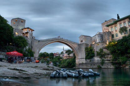 Stari most u Mostaru i rijeka Neretva
