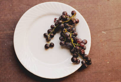 Crno grožđe na belom tanjiru