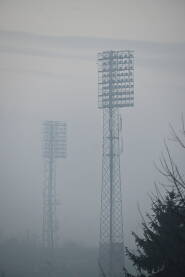 Reflektori stadiona Koševo u magli su posebna priča za ljubitelje sporta.