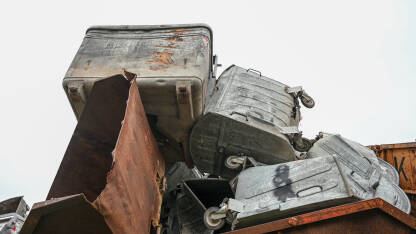 Staro željezo. Stari kontejneri za smeće. Gomila starih metalnih kanti. Odlagalište smeća.