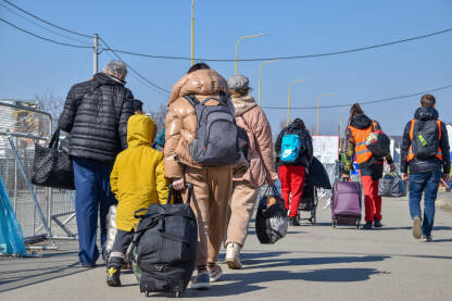 Izbjeglice iz Ukrajine na granici sa Slovačkom. Žene i djeca bježe od rata u Ukrajini. Volonteri na granici Slovačka-Ukrajina pomažu izbjeglicama.