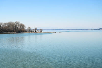 Jezero zimi.  Zemplínska šírava, umjetno jezero u istočnoj Slovačkoj.