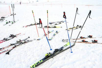 Skije i skijaški štapovi u snijegu na planini. Zimski sport i rekreacija. Skijanje.