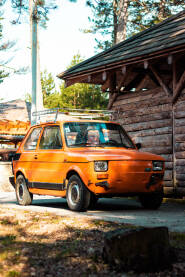 Narandžasti Fiat 126 (Peglica)