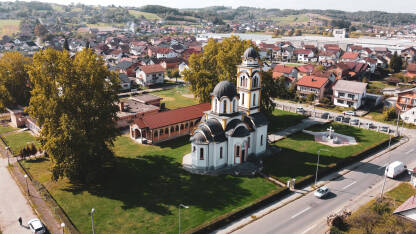 Crkva Sv. Petke u Kozarskoj Dubici iz vazduha.