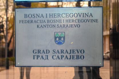 Tabla sa natpisom: Grad Sarajevo, Bosna i Hercegovina. Institucije glavnog grada BiH.