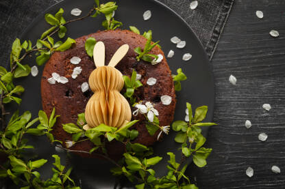 Torta sa papirnim zecom i beharom na stolu.