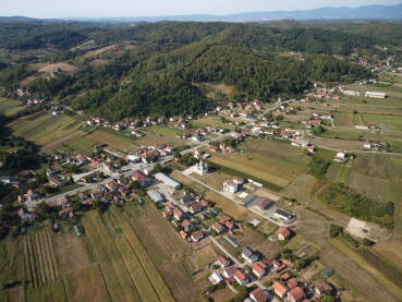 Sjedište opštine Oštra Luka, kod Sanskog Mosta. Panoramski snimak