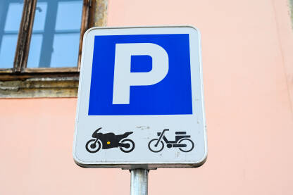 Parking mjesto rezervisano za motocikle i mopede. Saobraćajni znak na parkingu.
