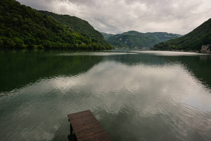 Zvorničko jezero je vještačko jezero na reci Drini, na granici koja se proteže starim tokom reke, između Republike Srbije i Republike Srpske u Bosni i Hercegovini.
