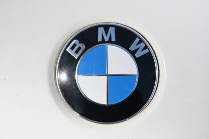 BMW znak na automobilu. Bayerische Motoren Werke je njemački proizvođač automobila sa sjedištem u Minhenu.