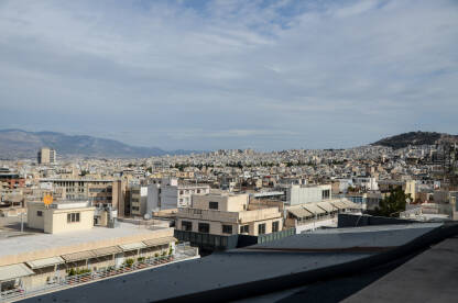 Atina, Grčka: panorama grada. Mnoštvo zgrada i kuća u gradu. Panoramski pogled na Atinu.