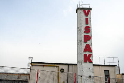 Natpis „Vispak” na fabričkom tornju kompanije Vispak d.d., poznatog proizvođača prehrambenih proizvoda sa sjedištem u Visokom, u Bosni i Hercegovini.