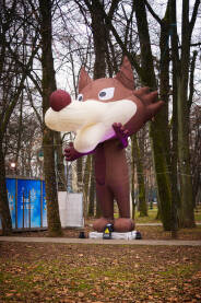 Velika napuhana Vučko maskota u parku.