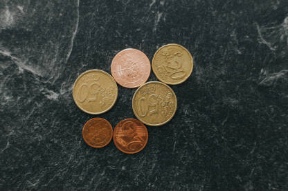 Euro kovanice na crnoj podlozi
