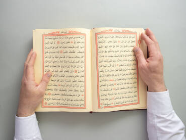 Čovjek čita Kur'an, ajete o mjesecu posta, ramazanu, kao i stihove o dobrom djelu koje je važnije od forme vjere.