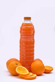 Cijele i narezane narandže sa iscijeđenim sokom na bijeloj pozadini