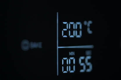 Digitalni displej vazdušne - zračne friteze. Displej prikazuje temperaturu i preostalo vrijeme pečenja hrane