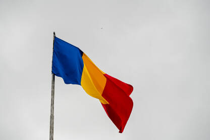 Zastava Rumunije / Rumunjske Nacionalna rumunska zastava. Zastava Rumunije postavljena na krov zgrade.