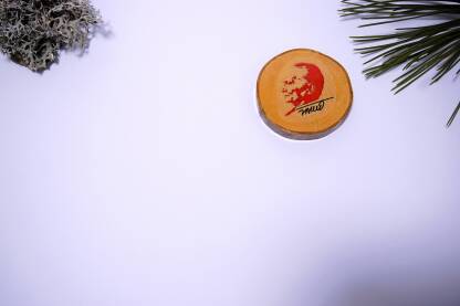 Suvenir s likom Josipa Broza Tita Suvenir s likom Josipa Broza Tita. Magnet, preslikana slika na komadu drveta. Tito je bio vođa jugoslavenskih partizana i predsjednik Jugoslavije