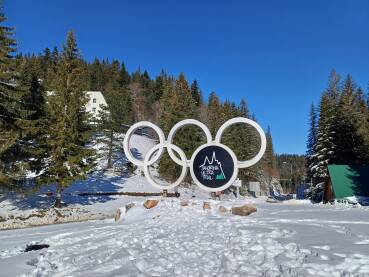 Olimpijski krugovi na Jahorini nadomak skijaške staze Poljice postavljeni su 2017. godine i koji podsjećaju na period olimpijade i istorijski važnu 1984. godinu.