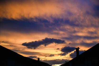 Dramatičan zalazak sunca. Narandžasti oblaci na nebu.