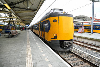 Putnički voz na stanici u Nizozemskoj.