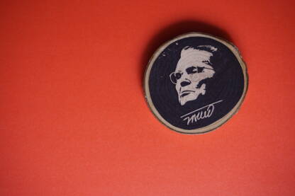 Suvenir s likom Josipa Broza Tita Suvenir s likom Josipa Broza Tita na crvenoj podlizi. Magnet, preslikana slika na komadu drveta. Tito je bio vođa jugoslavenskih partizana i predsjednik Jugoslavije