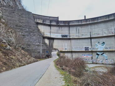 Otvor u brani, probijen za cestu prema naselju Idbar.Konjic, BiH