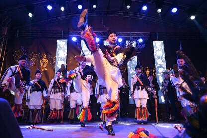 Tradicionalni ples u Rumuniji. Umjetnici plešu na bini.
