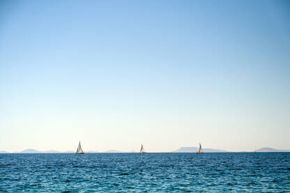 Jedrilice na moru. Grupa brodica na vodi ljeti. Turistički brodići.