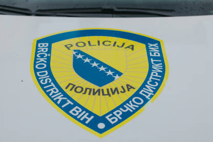 Logo policije Brčko distrikta na automobilu