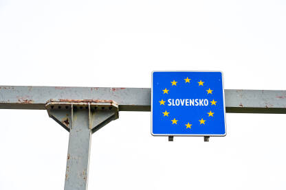 Saobraćajni znak na ulazu u Slovačku. Granica između Austrije i Slovačke Republike.