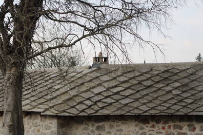 Kuća sa kamenim pločama kao krovom i specifičnom kapom dimnjaka; Begovina, Stolac