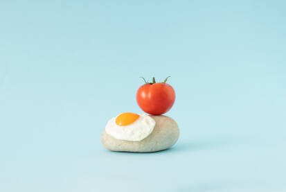 Svježa rajčica / paradajz i pečeno jaje na kamenu.