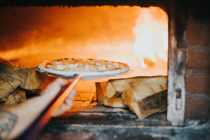 Pizza u peći na drva