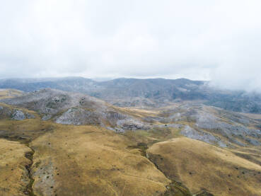 Planinska visoravan, snimak dronom. Planina Bistra. Planinska visoravan, snimak dronom. Oblaci i magla iznad planine. Planina Bistra, Mavrovo, Sjeverna Makedonija.