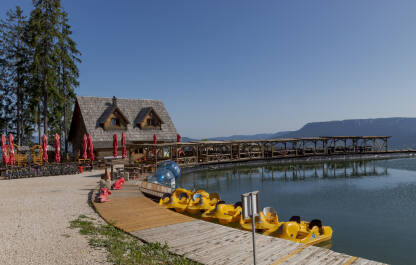 Kafić i bazen sa pratećim sadržajima na Ravnoj planini.