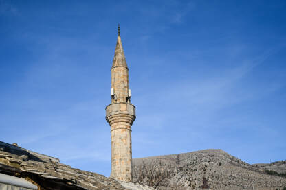Stara kamena munara. Džamija, mjesto molitve muslimana.