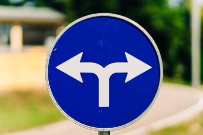 Znak "Dozvoljeni smjerovi - lijevo i desno" označava dozvoljene smjerove kojima se vozila mogu kretati.