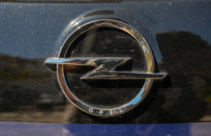 Opel znak na automobilu. Logo. Opel je njemački proizvođač automobila.