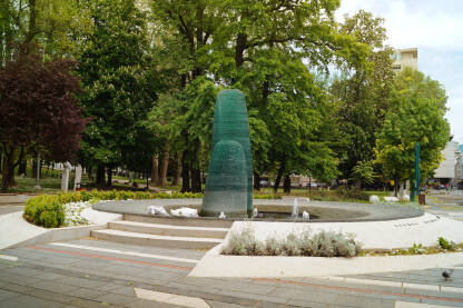 Spomenik ubijenoj djeci opkoljenog Sarajeva Veliki park sa fontanom i slaklenom skulpturom simbolom majke i djeteta, spomenik ubijenoj djeci Sarajeva.