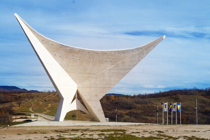 Spomenik krila slobode na brdu Žuč u Sarajevu.