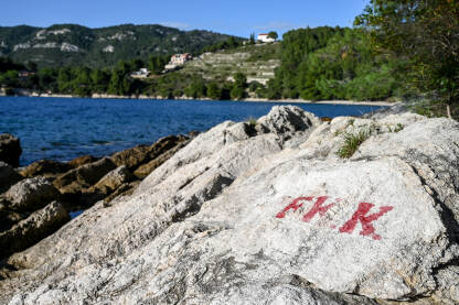 FKK znak na plaži. Znak naturizma. Nudistička plaža uz more.