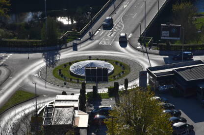 Kružni tok u Jajcu sa fontanom u centru i zelenom površinom oko fontane.