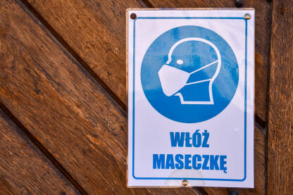 Pandemija virusa korona u Poljskoj. Znak za obavezno nošenje maski za lice, na poljskom jeziku.