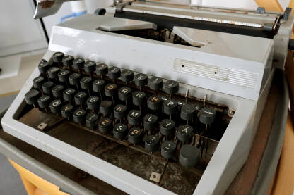 Stara, zahrđala pisaća mašina