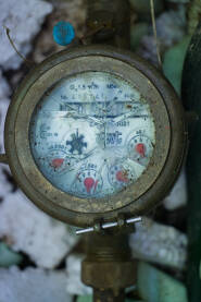 Razbijeno staklo na satu za mjerenje protoka vode.